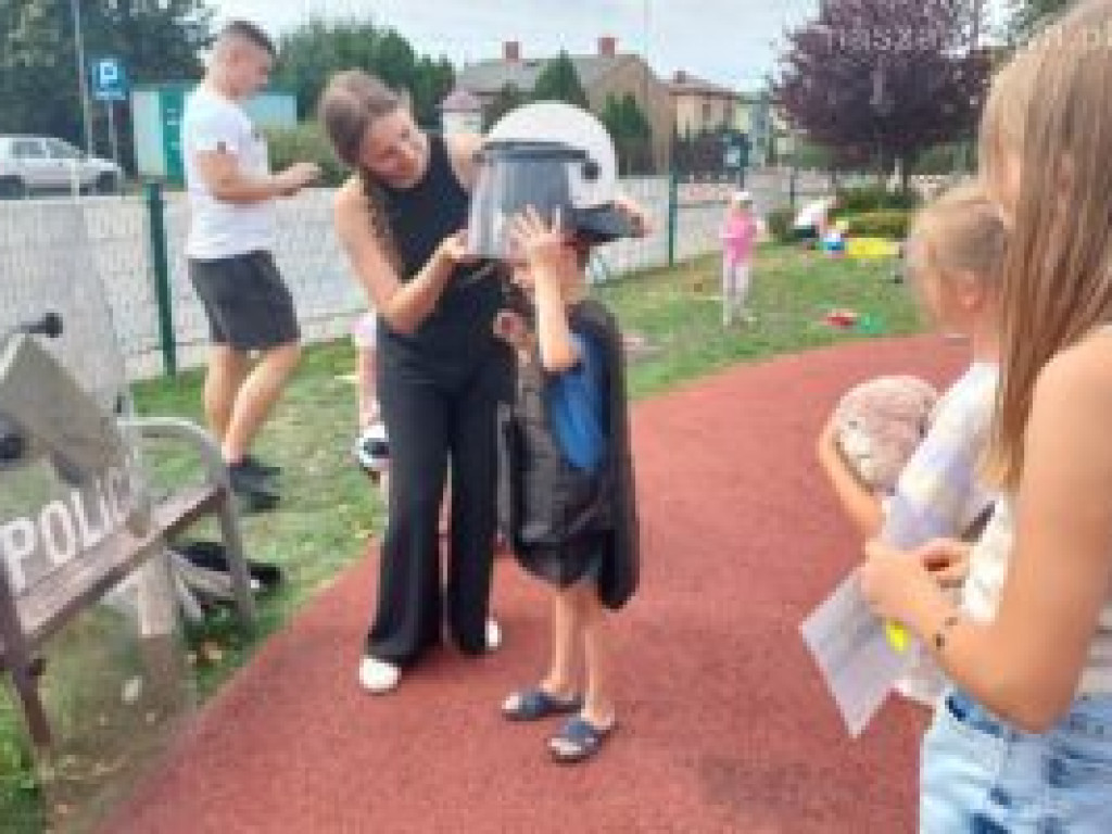 Policjanci uczą zasad bezpieczeństwa