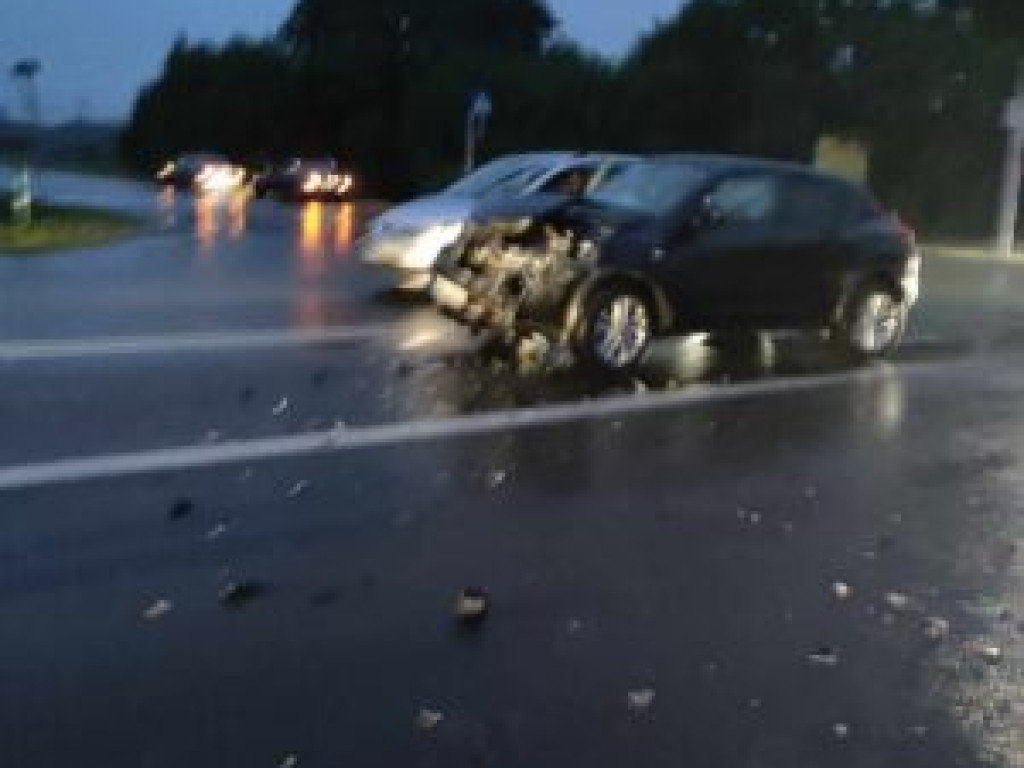 Ranne 4-letnie dziecko i dwoje dorosłych