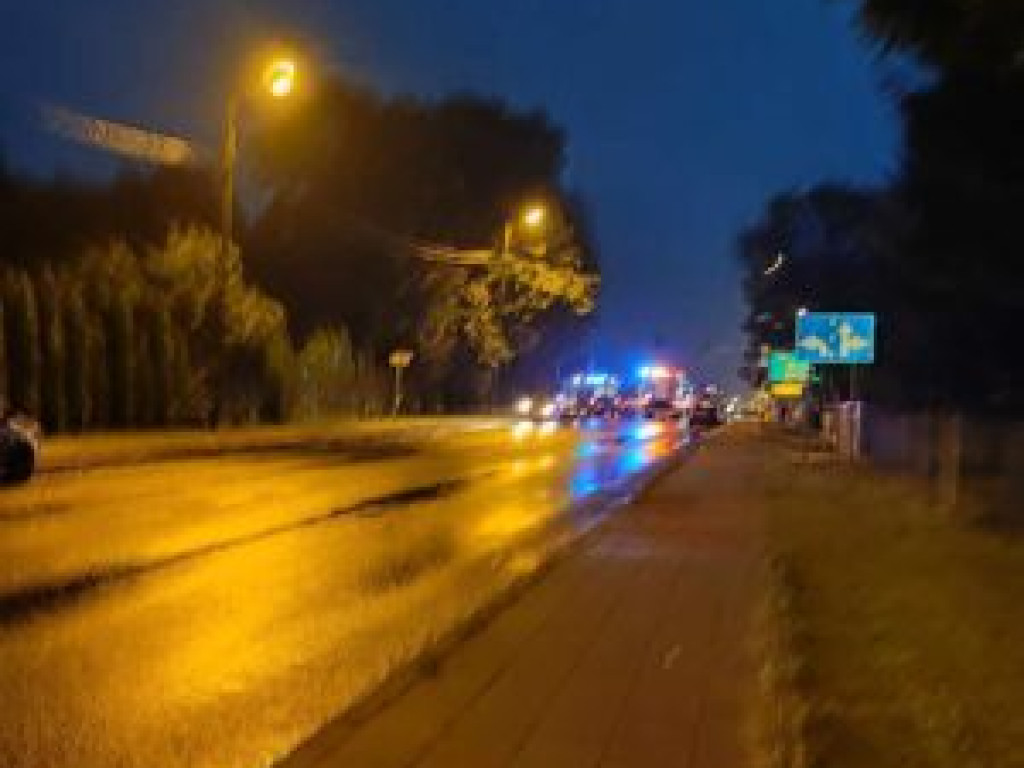 Ranne 4-letnie dziecko i dwoje dorosłych