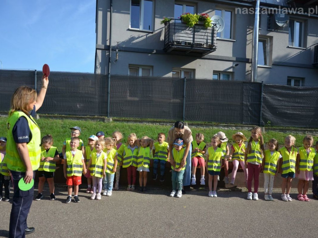 Trwają policyjne działania w rejonie szkół