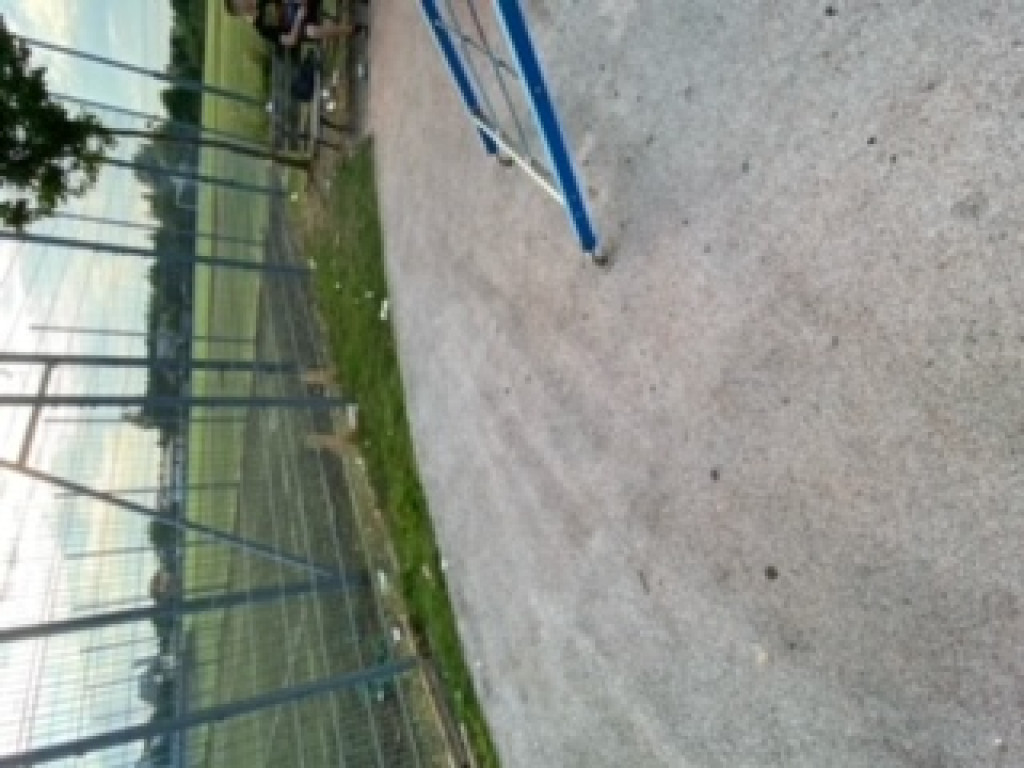 Szkła, dziurawa nawierzchnia, zdewastowane 