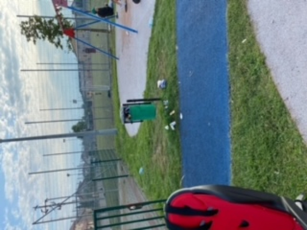 Szkła, dziurawa nawierzchnia, zdewastowane 