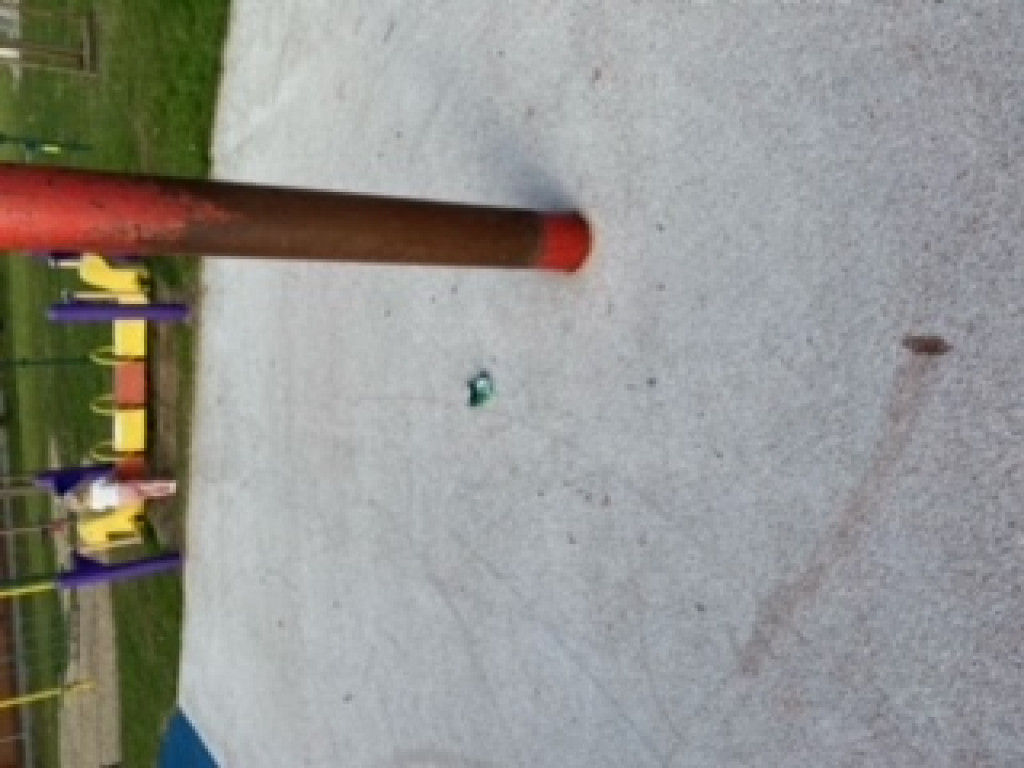 Szkła, dziurawa nawierzchnia, zdewastowane 