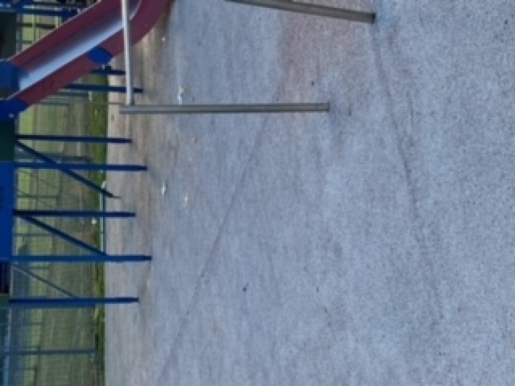 Szkła, dziurawa nawierzchnia, zdewastowane 