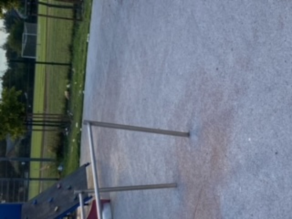 Szkła, dziurawa nawierzchnia, zdewastowane 