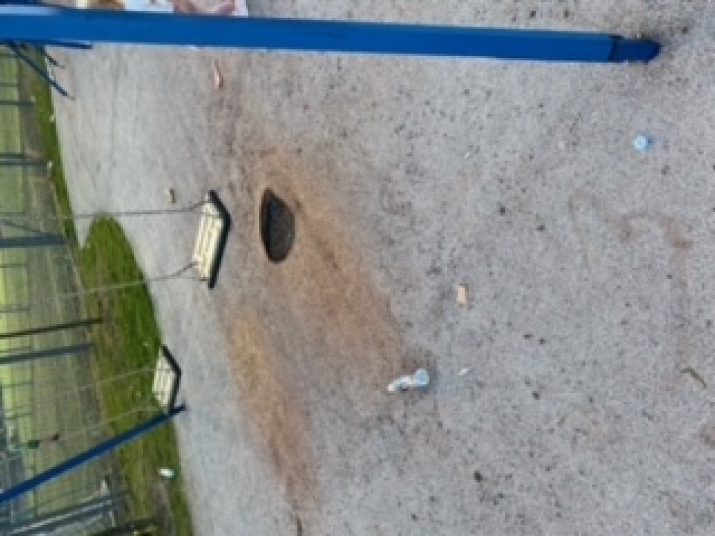 Szkła, dziurawa nawierzchnia, zdewastowane 