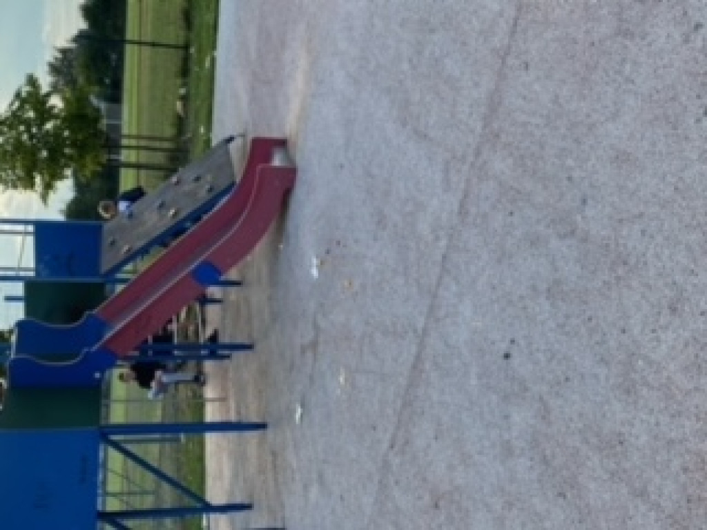 Szkła, dziurawa nawierzchnia, zdewastowane 