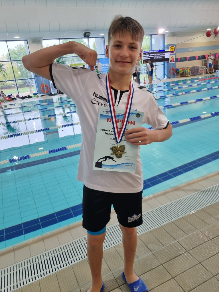 Łomżyńska próba pływaków. Medal gonił medal