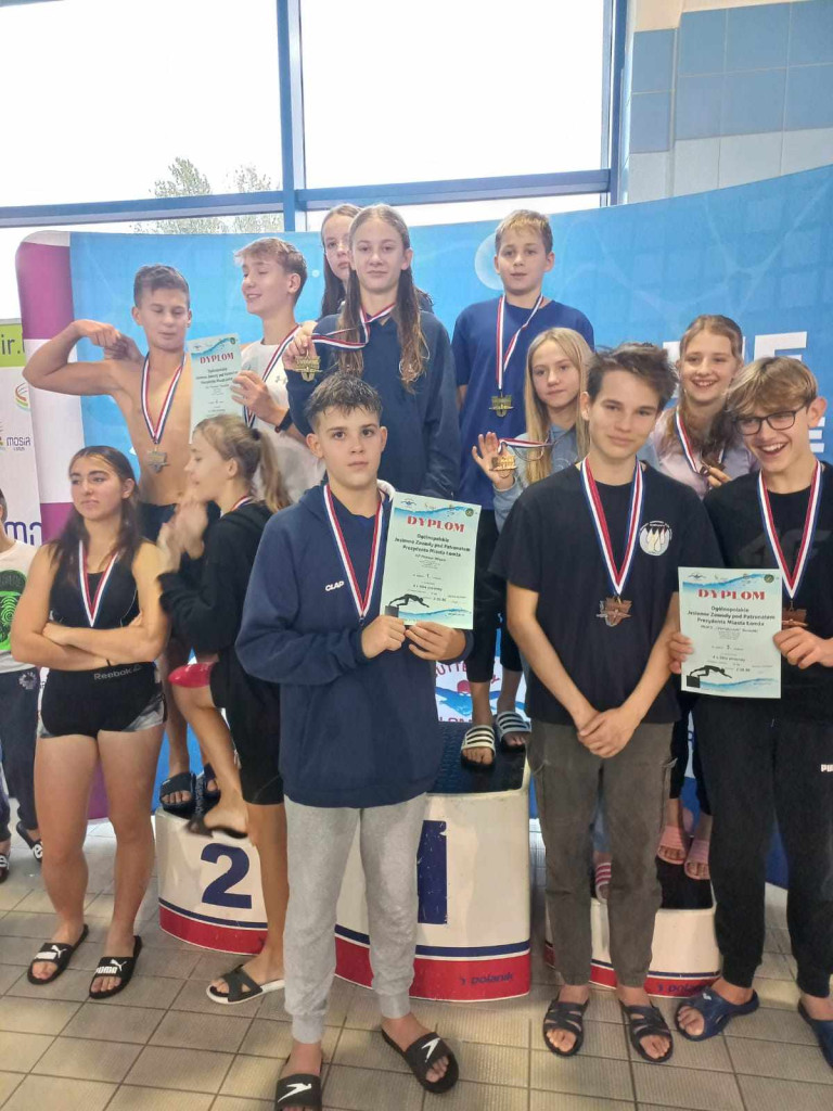 Łomżyńska próba pływaków. Medal gonił medal