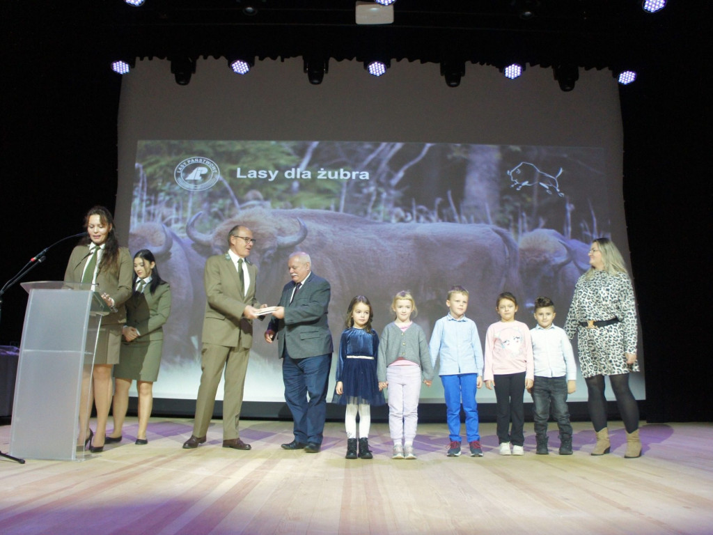 Zebrali ponad 18 ton kasztanów i żołędzi dla żubrów