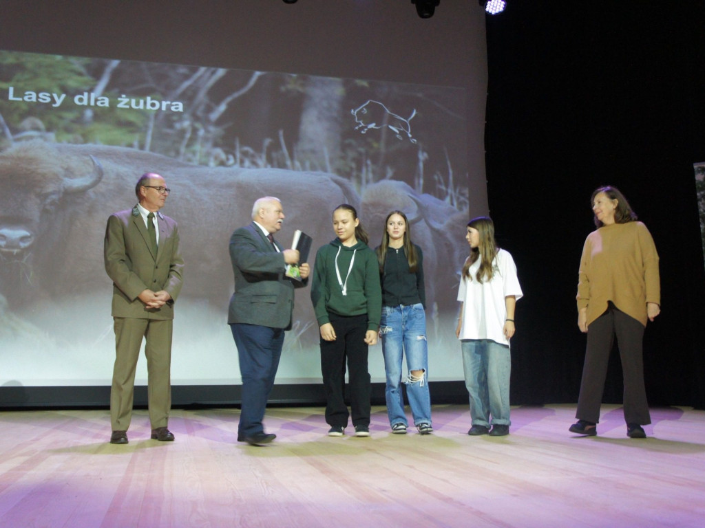 Zebrali ponad 18 ton kasztanów i żołędzi dla żubrów