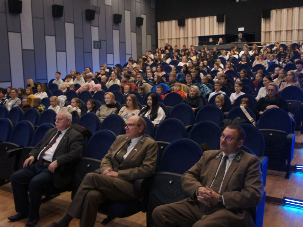 Zebrali ponad 18 ton kasztanów i żołędzi dla żubrów