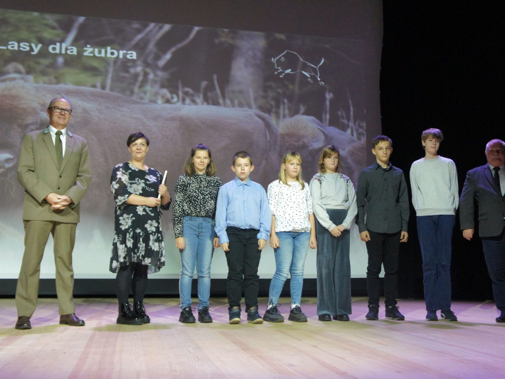 Zebrali ponad 18 ton kasztanów i żołędzi dla żubrów