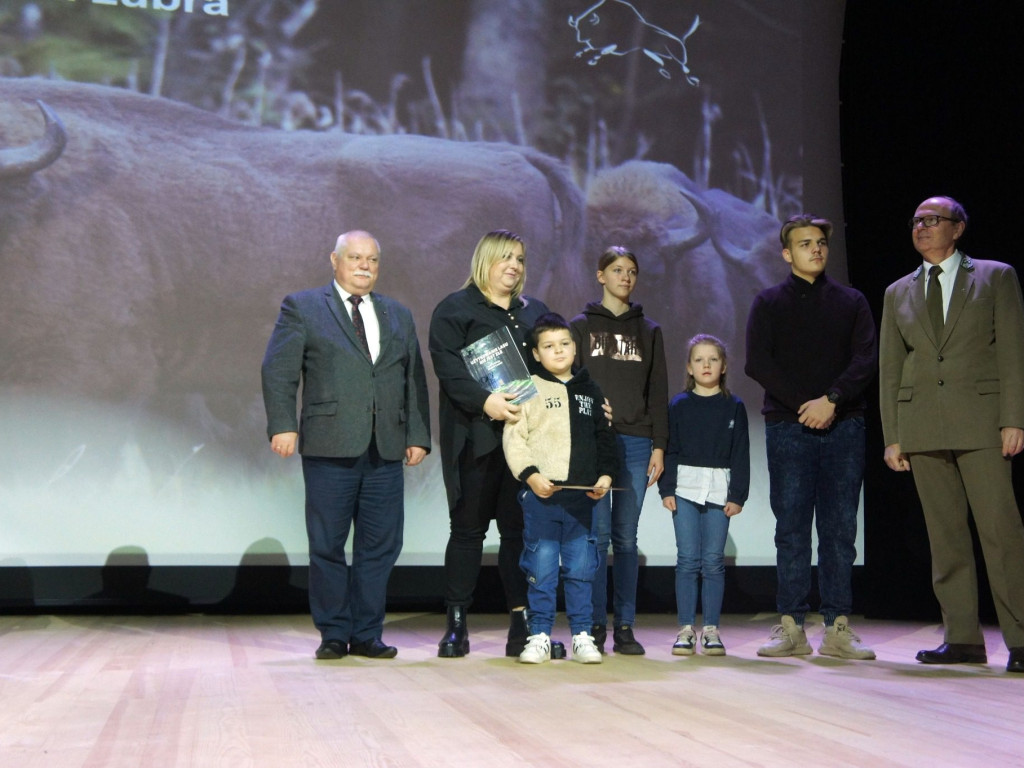 Zebrali ponad 18 ton kasztanów i żołędzi dla żubrów