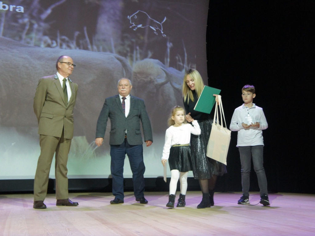 Zebrali ponad 18 ton kasztanów i żołędzi dla żubrów