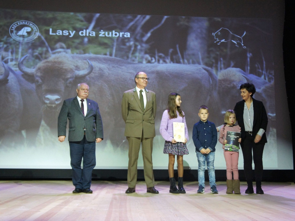 Zebrali ponad 18 ton kasztanów i żołędzi dla żubrów