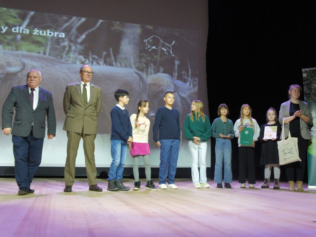 Zebrali ponad 18 ton kasztanów i żołędzi dla żubrów