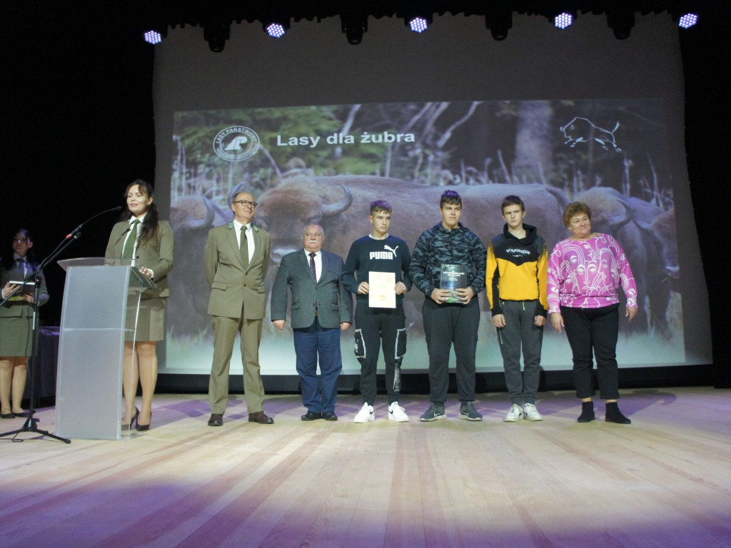 Zebrali ponad 18 ton kasztanów i żołędzi dla żubrów