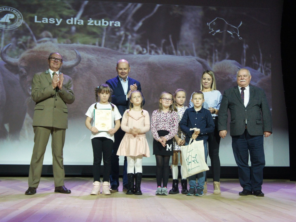 Zebrali ponad 18 ton kasztanów i żołędzi dla żubrów