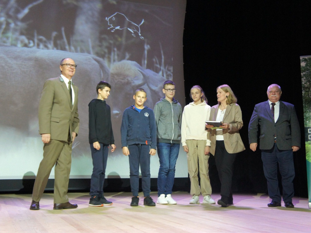 Zebrali ponad 18 ton kasztanów i żołędzi dla żubrów