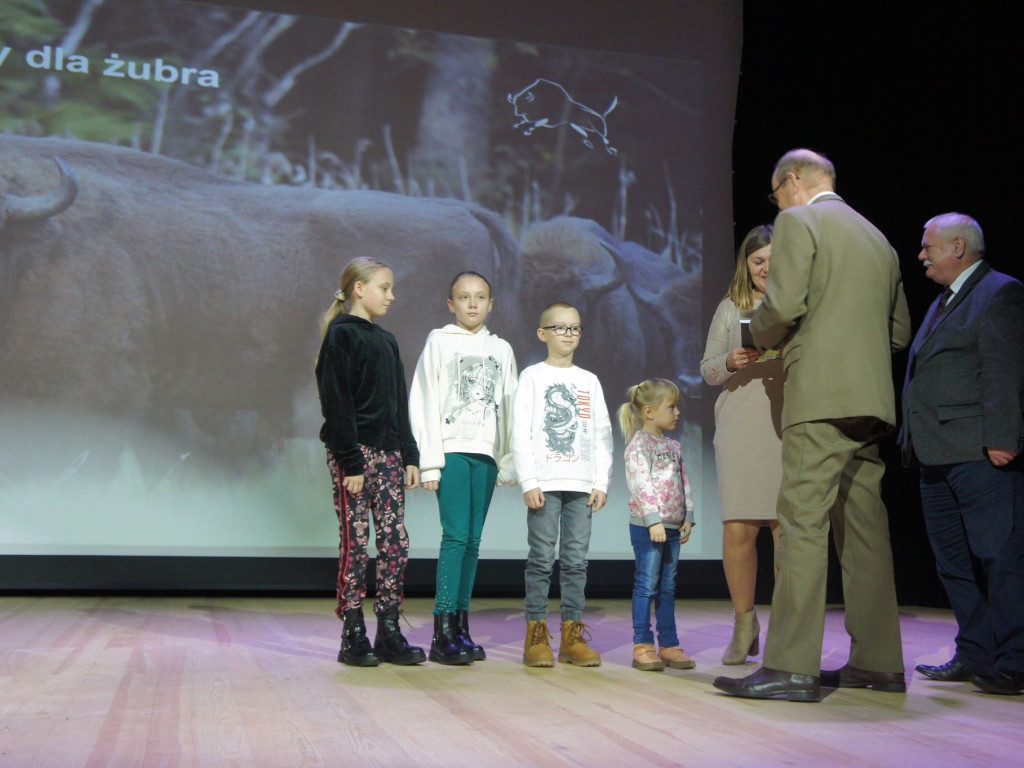 Zebrali ponad 18 ton kasztanów i żołędzi dla żubrów