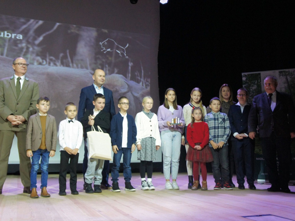 Zebrali ponad 18 ton kasztanów i żołędzi dla żubrów