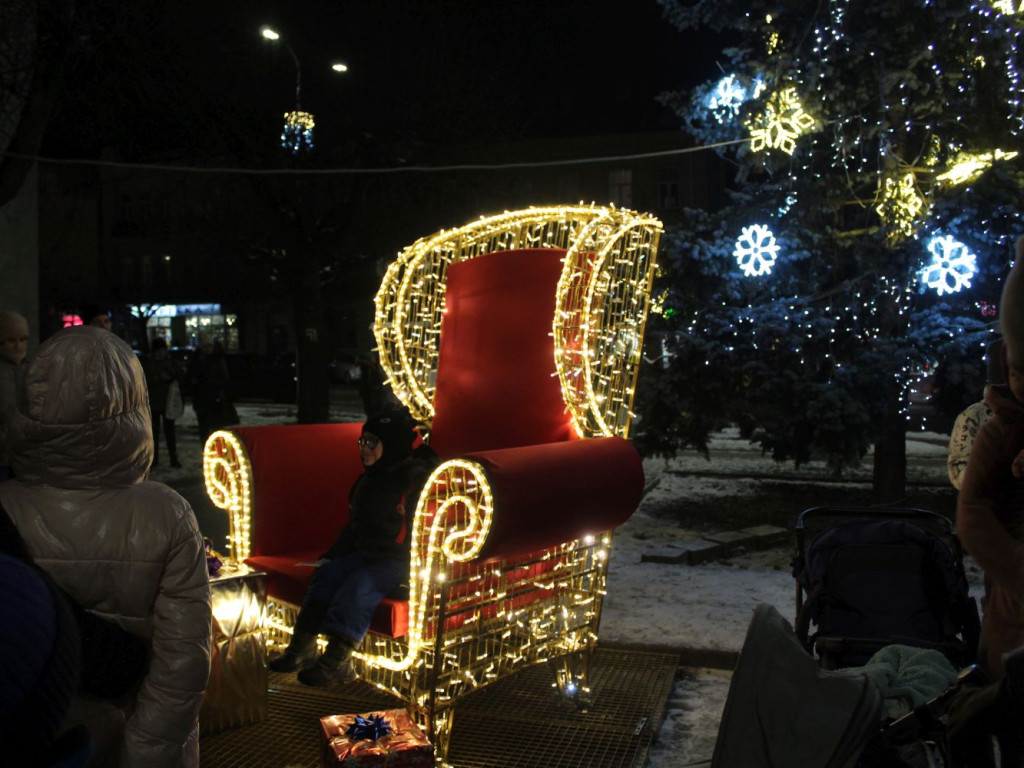 Mikołajki Miejskie. Zabłysły światła na choince