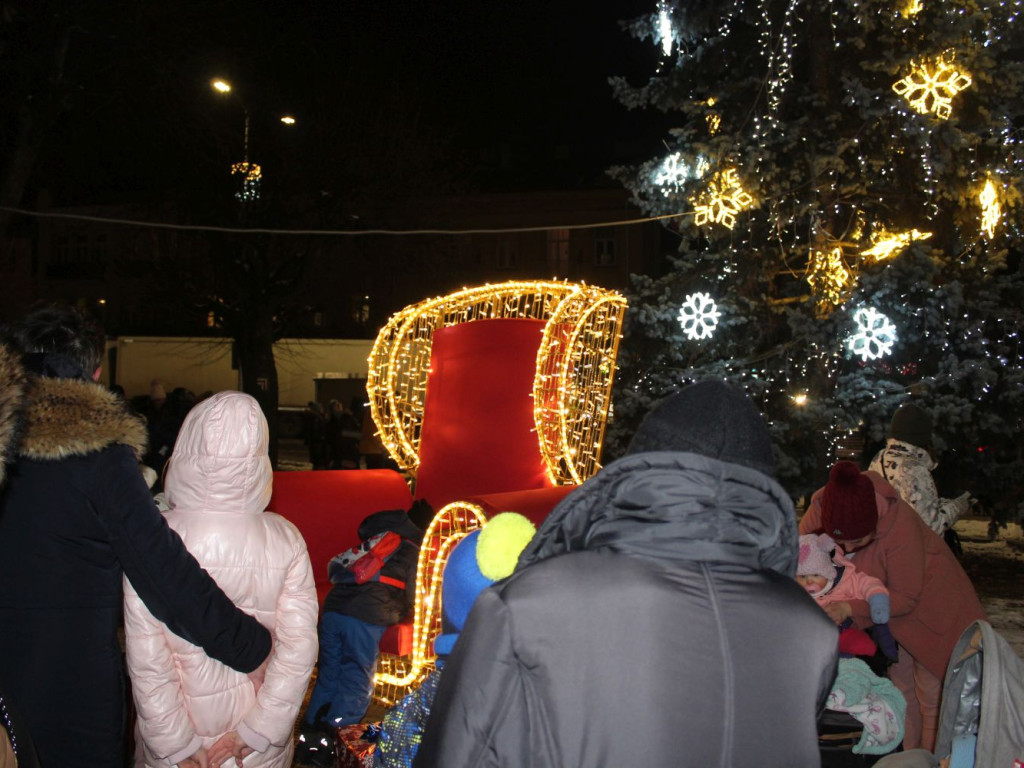 Mikołajki Miejskie. Zabłysły światła na choince
