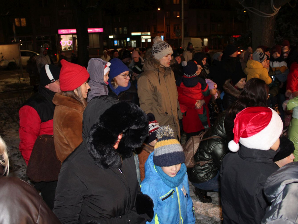 Mikołajki Miejskie. Zabłysły światła na choince