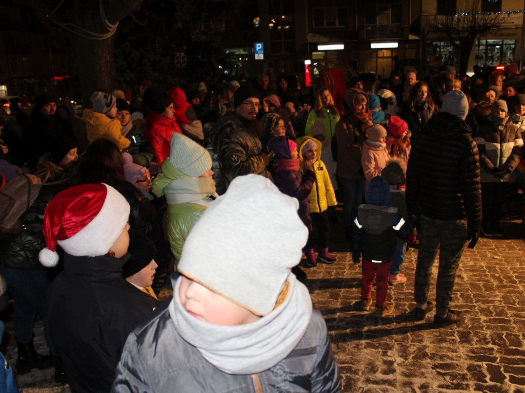 Mikołajki Miejskie. Zabłysły światła na choince