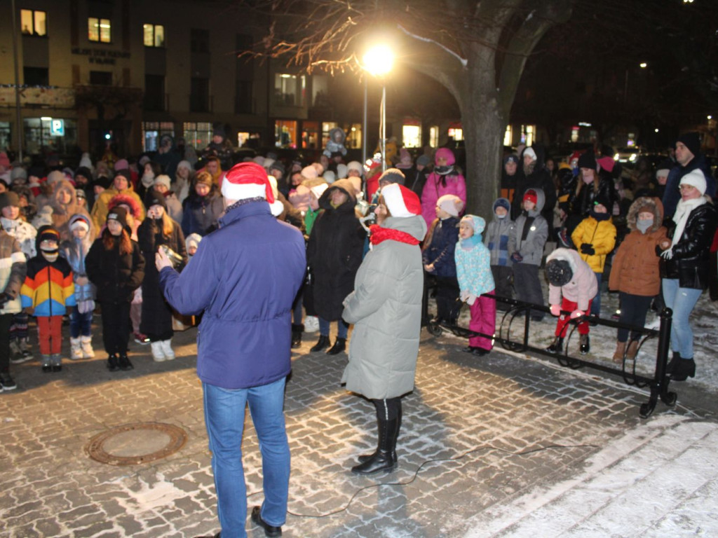 Mikołajki Miejskie. Zabłysły światła na choince
