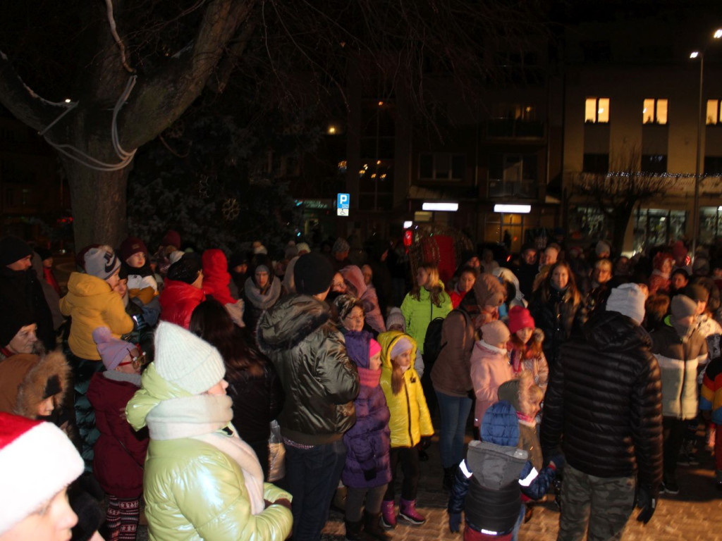 Mikołajki Miejskie. Zabłysły światła na choince