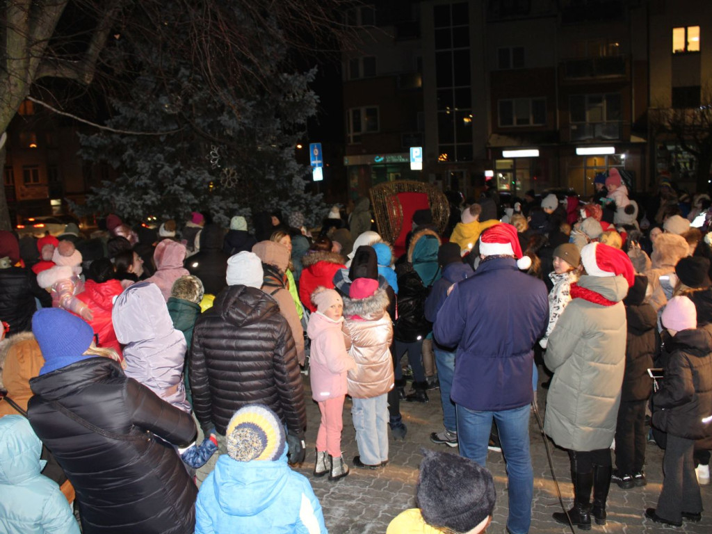 Mikołajki Miejskie. Zabłysły światła na choince