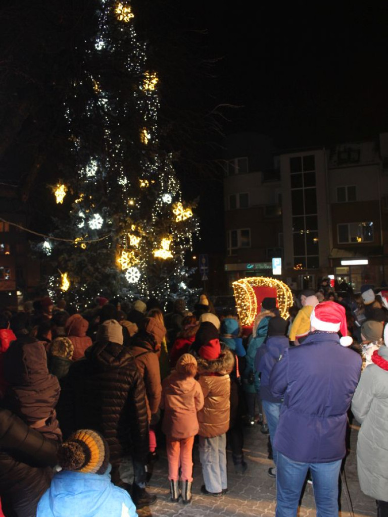 Mikołajki Miejskie. Zabłysły światła na choince
