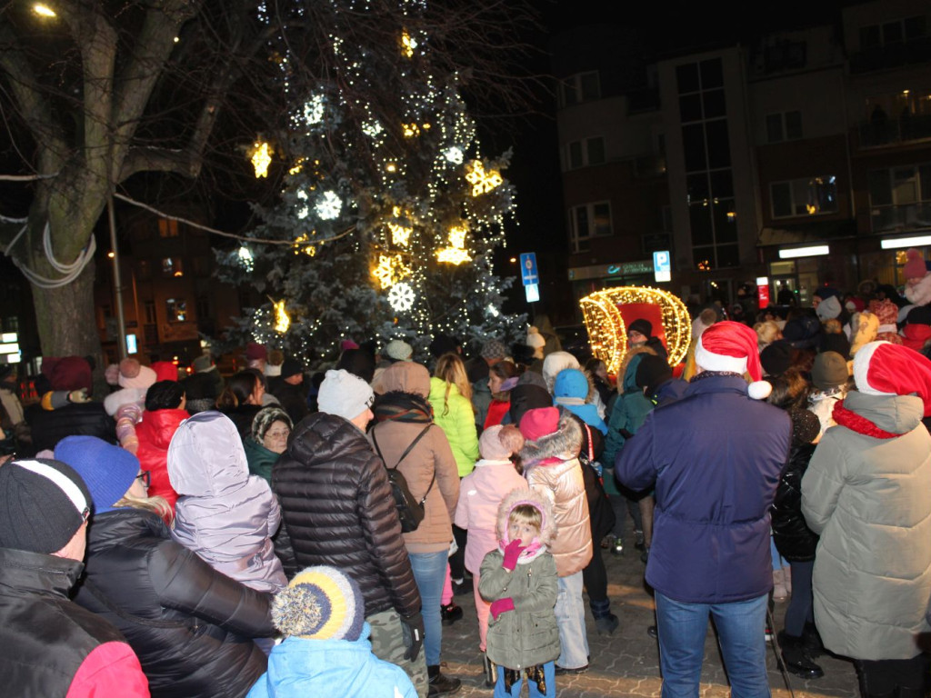 Mikołajki Miejskie. Zabłysły światła na choince