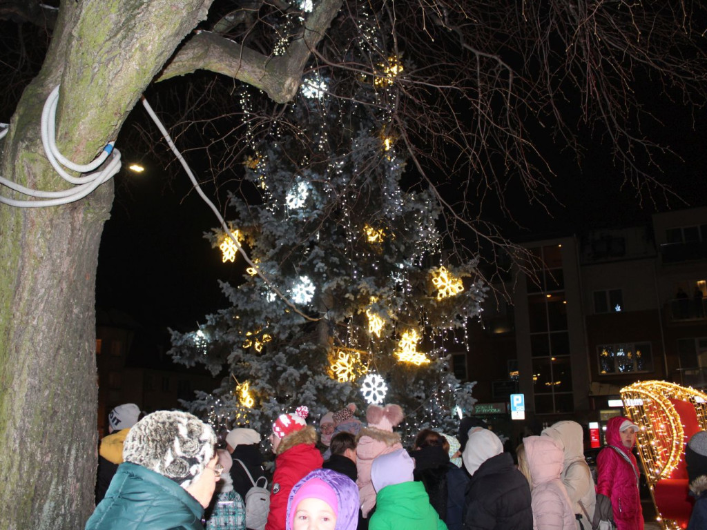 Mikołajki Miejskie. Zabłysły światła na choince