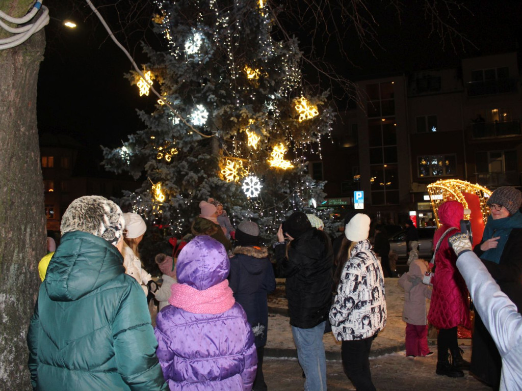 Mikołajki Miejskie. Zabłysły światła na choince