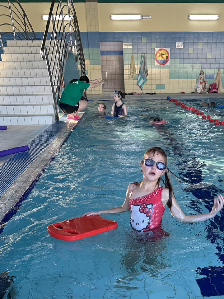 Ferie na  sportowo. W wodzie, przy stole, na lodowisku