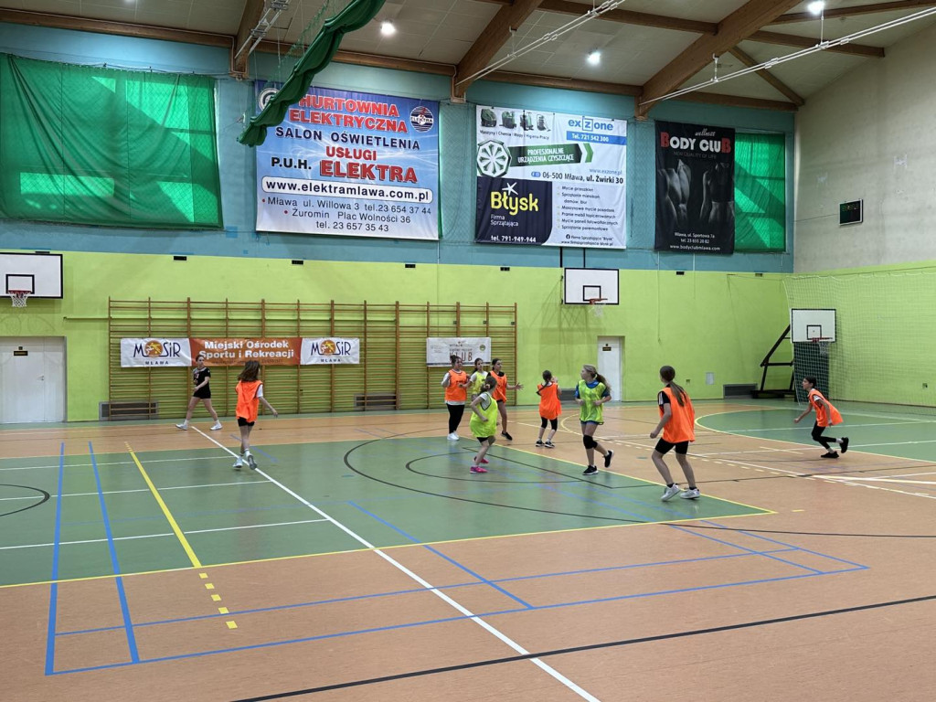 Ferie na  sportowo. W wodzie, przy stole, na lodowisku