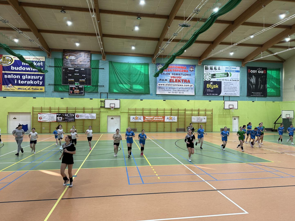 Ferie na  sportowo. W wodzie, przy stole, na lodowisku