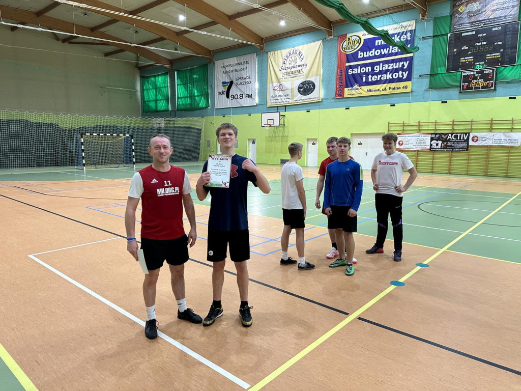 Ferie na  sportowo. W wodzie, przy stole, na lodowisku