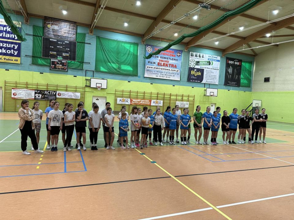 Ferie na  sportowo. W wodzie, przy stole, na lodowisku