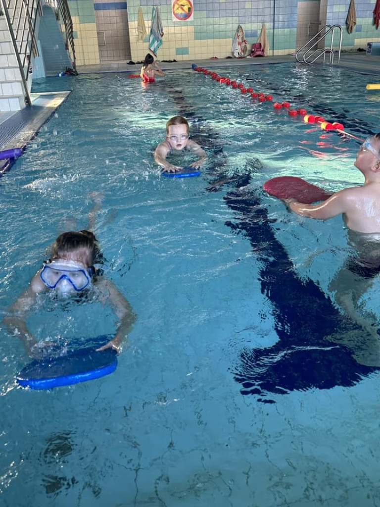 Ferie na  sportowo. W wodzie, przy stole, na lodowisku