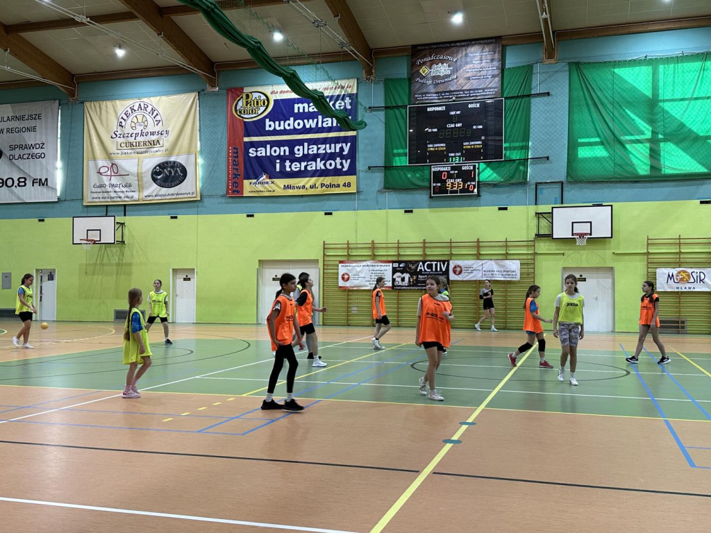 Ferie na  sportowo. W wodzie, przy stole, na lodowisku