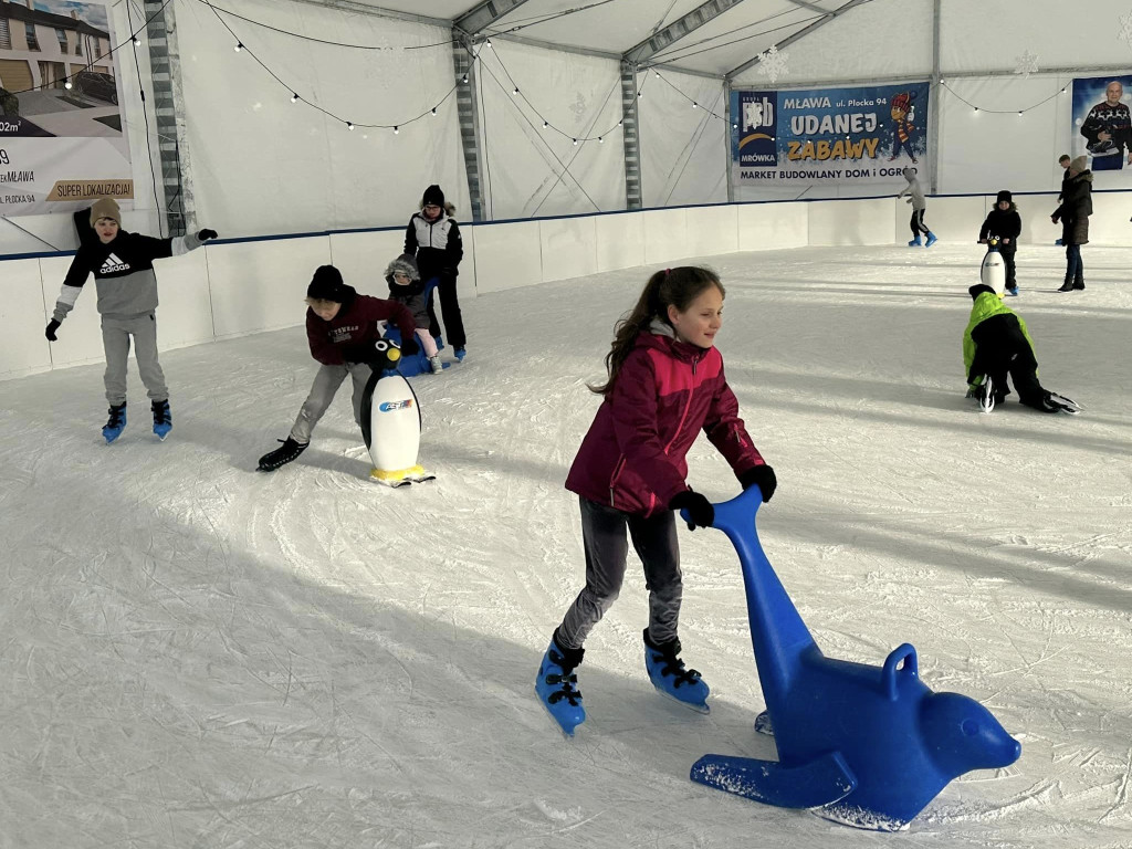 Ferie na  sportowo. W wodzie, przy stole, na lodowisku