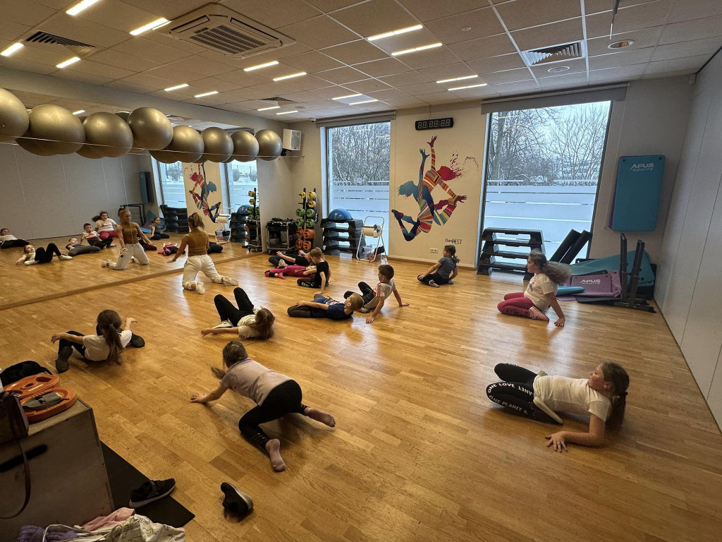 Ferie na  sportowo. W wodzie, przy stole, na lodowisku