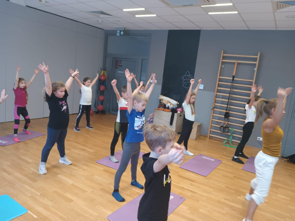 Ferie na  sportowo. W wodzie, przy stole, na lodowisku