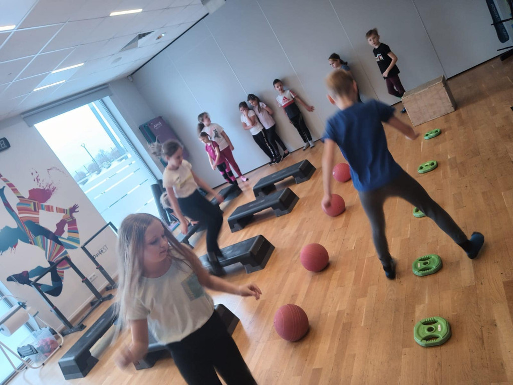 Ferie na  sportowo. W wodzie, przy stole, na lodowisku