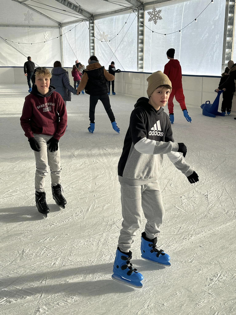 Ferie na  sportowo. W wodzie, przy stole, na lodowisku