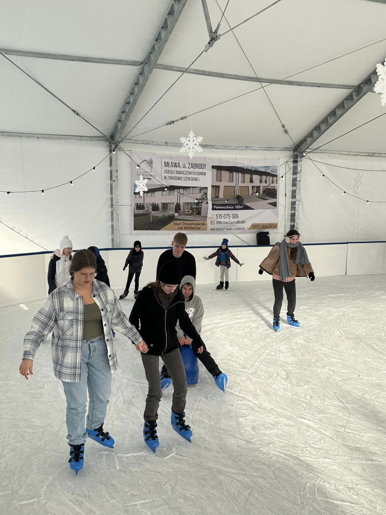 Ferie na  sportowo. W wodzie, przy stole, na lodowisku